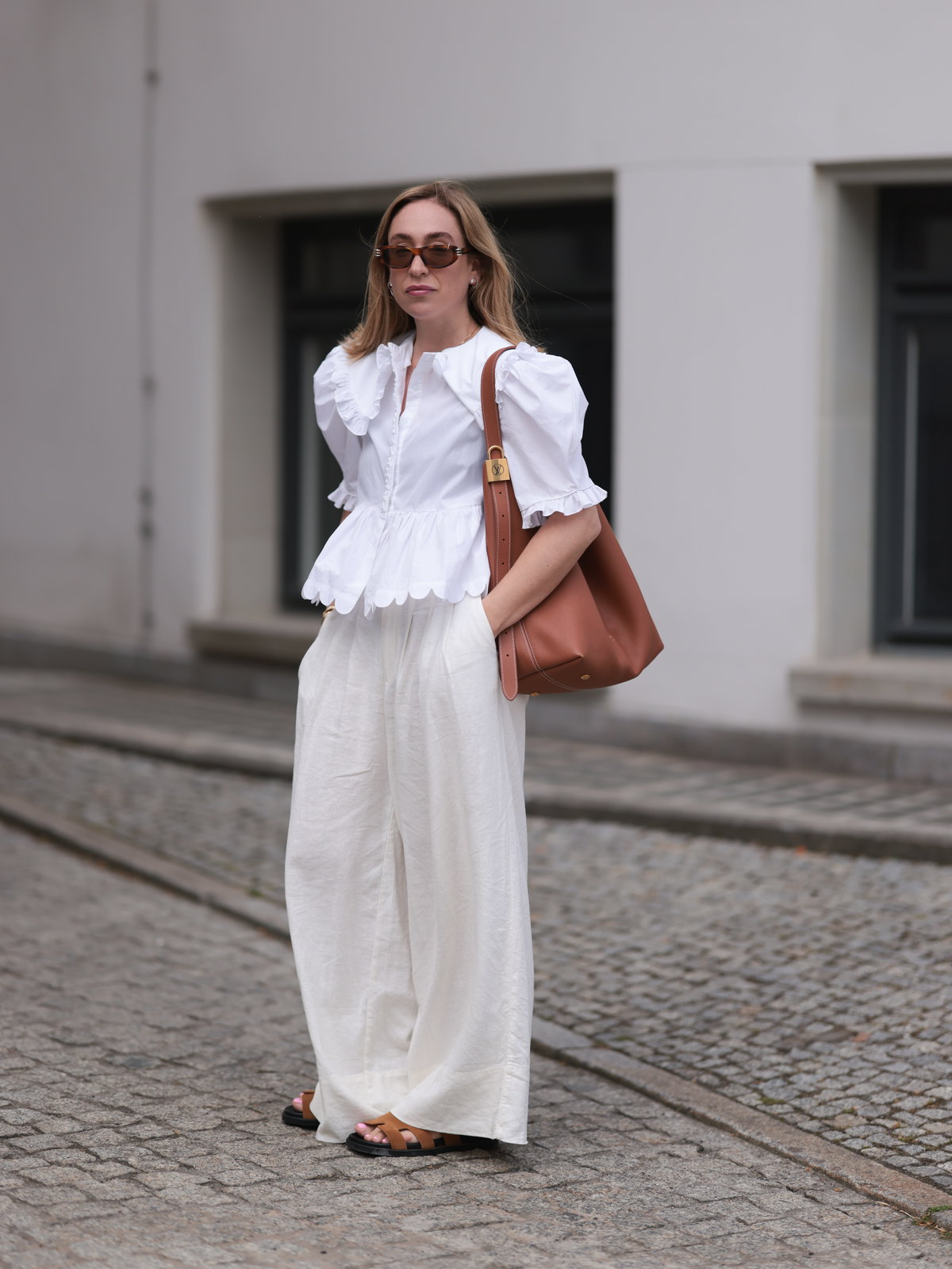 Frau in weiter Leinenhose