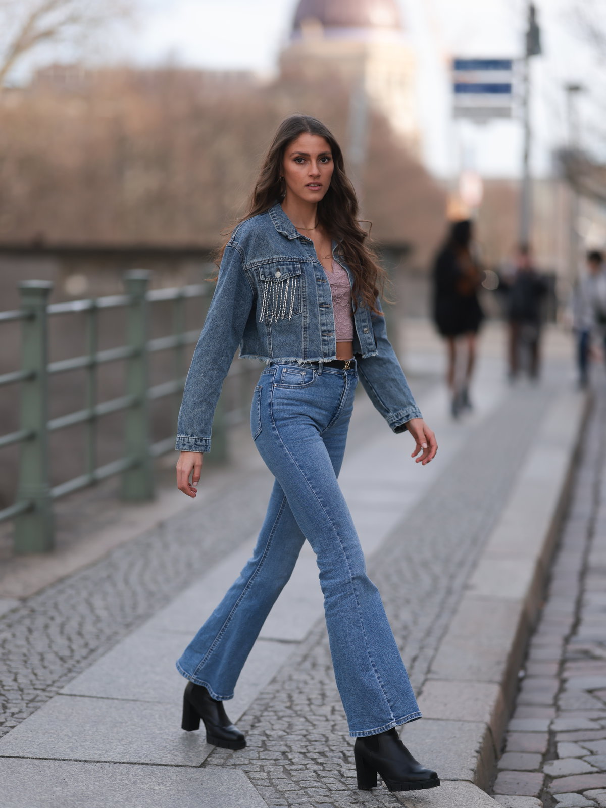 Ausgestellte Jeans zu Boots