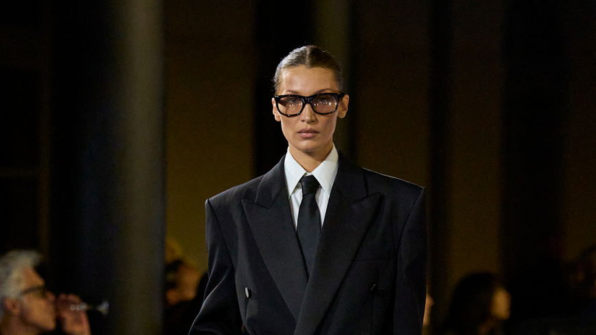 Bella Hadid feiert in diesem Look ihr großes Laufsteg-Comeback bei Saint Laurent