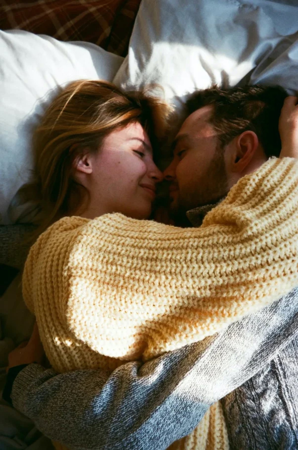 Mann und Frau beim Kuscheln