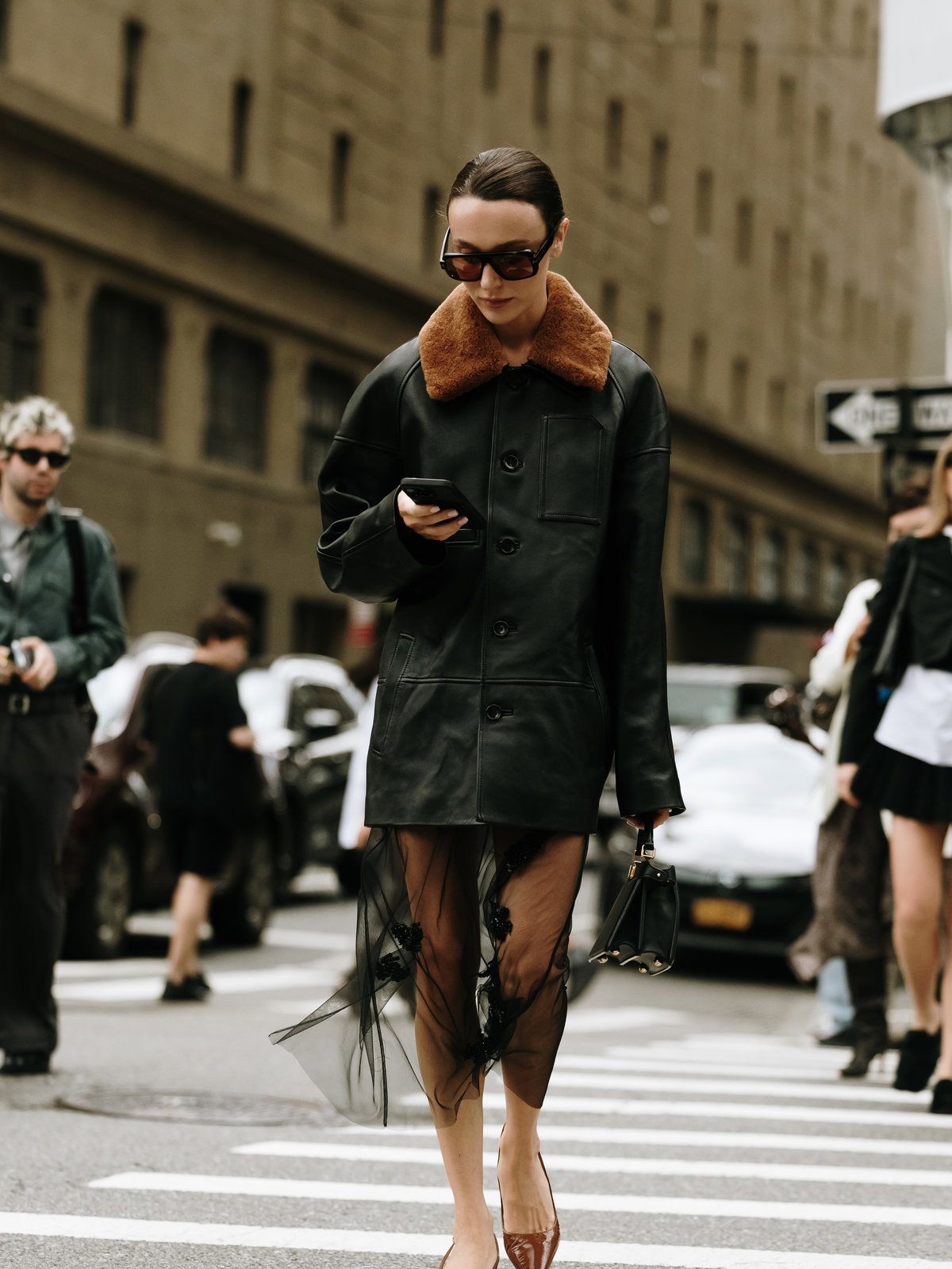 Schwarze Lederjacke mit braunen Details