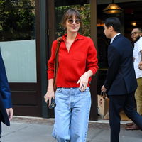 Dakota Johnson trägt den Trend-Pullover für den Herbst 2024