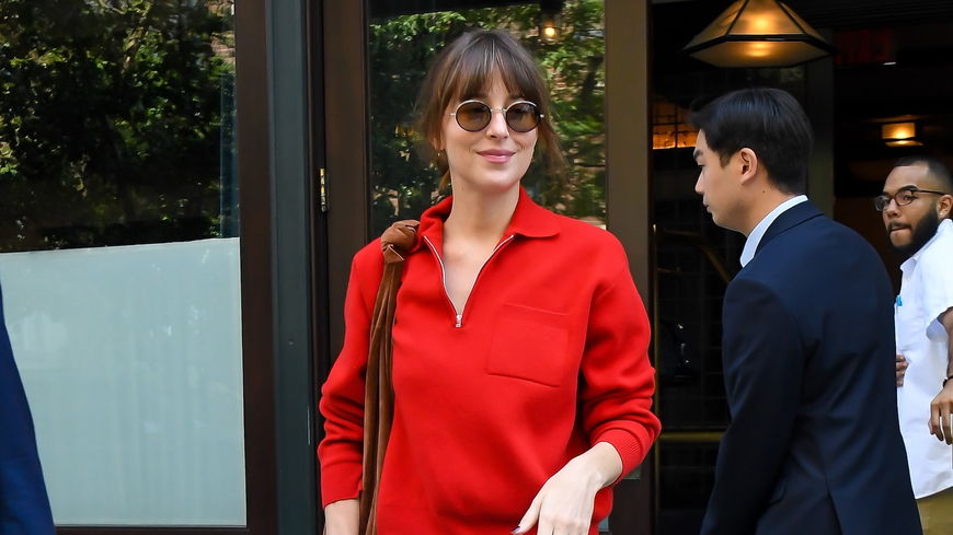 Dakota Johnson trägt den Trend-Pullover für den Herbst 2024