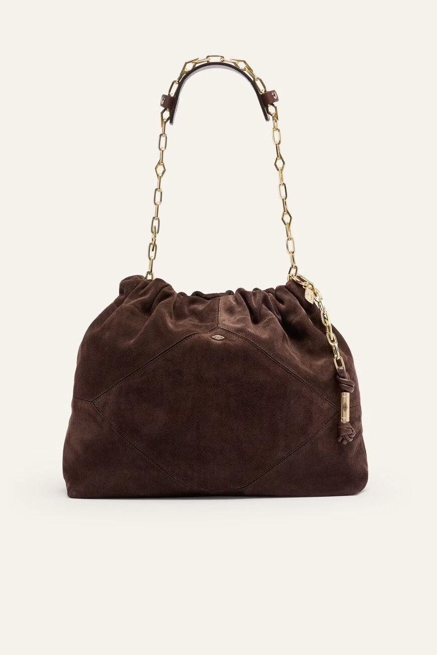 Stil darf mit Funktionalität verbunden werden? Dann ist die June Bag von ba&sh Paris der perfekte Begleiter für den Herbst. Die geräumige Tasche punktet mit einer verstellbaren Kette, die es dir ermöglicht, sie bequem über der Schulter oder crossbody zu tragen. Ausgestattet mit einer Reißverschlusstasche und einem praktischen Magnetverschluss, bietet sie ausreichend Platz für all deine Essentials. Die Wahl hast du bei dem Must-have zwischen herbstlichen Farben wie Schwarz, Burgund, Khaki, Schokolade und dem ikonischen ba&sh-Cognac. In diesen Nuancen bringt die June Bag einen Hauch von klassischer Eleganz in deine Garderobe. Für zusätzlichen Boho-Chic sorgen die Varianten aus leichtem Denim und Leopardenleder.