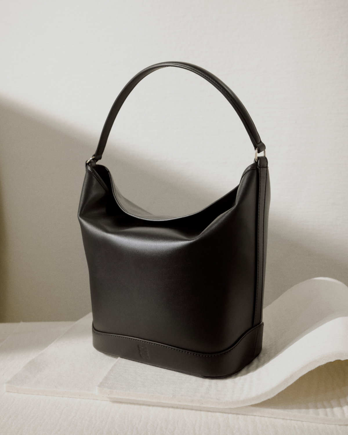 Französischer Stil besticht seit jeher durch seine mühelose Eleganz, und die Maison Sandro Paris verkörpert dies in vollen Zügen. Mit ihrer neuesten Kreation, der Tangoso Bag, bringt Sandro diesen September eine Tasche auf den Markt, die den zeitlosen französischen Chic perfekt einfängt. Die Bucket Bag zeichnet sich durch ihre praktische Handhabung und ihren eleganten, minimalistischen Stil aus. Wir nehmen sie nicht nur mit ins Office, sondern auch zum abendlichen Dinner oder einem ausgiebigen Spaziergang. Für ca. 385 Euro shoppst du die Beuteltasche in Bordeauxrot oder Schwarz online.