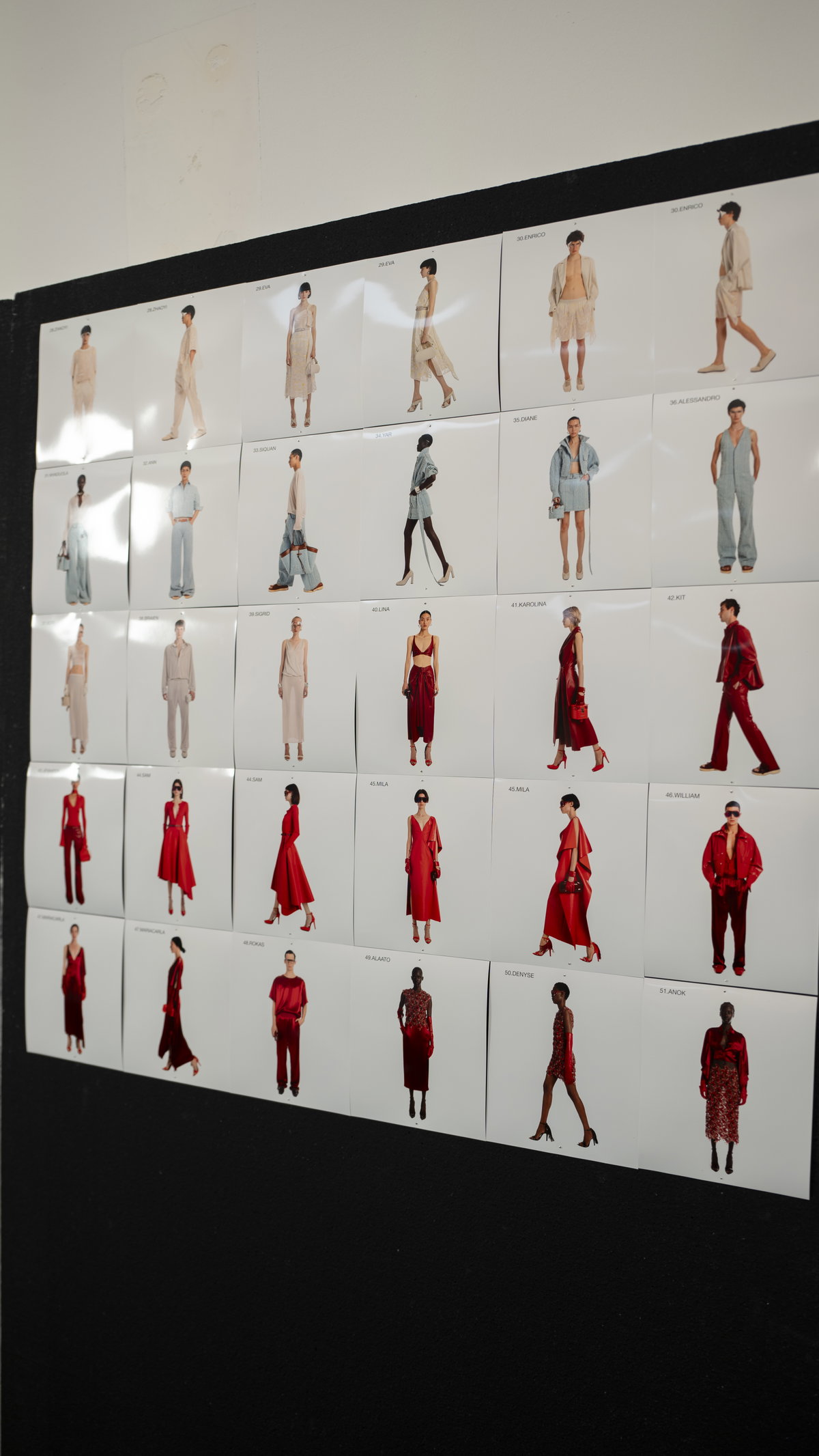 Im Backstage-Bereich durften wir vorab einen Blick auf die Looks und das Moodboard der Spring-/Summer-Kollektion werfen.