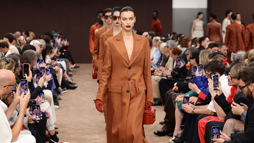 Von Leder über Seide bis hin zu Denim – die Ferrari Key-Trends für den Sommer
