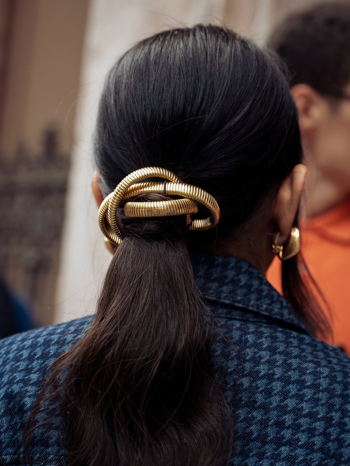 Pferdeschwanz mit goldenem Haircuff