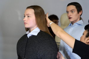 Model werden die Haare gemacht