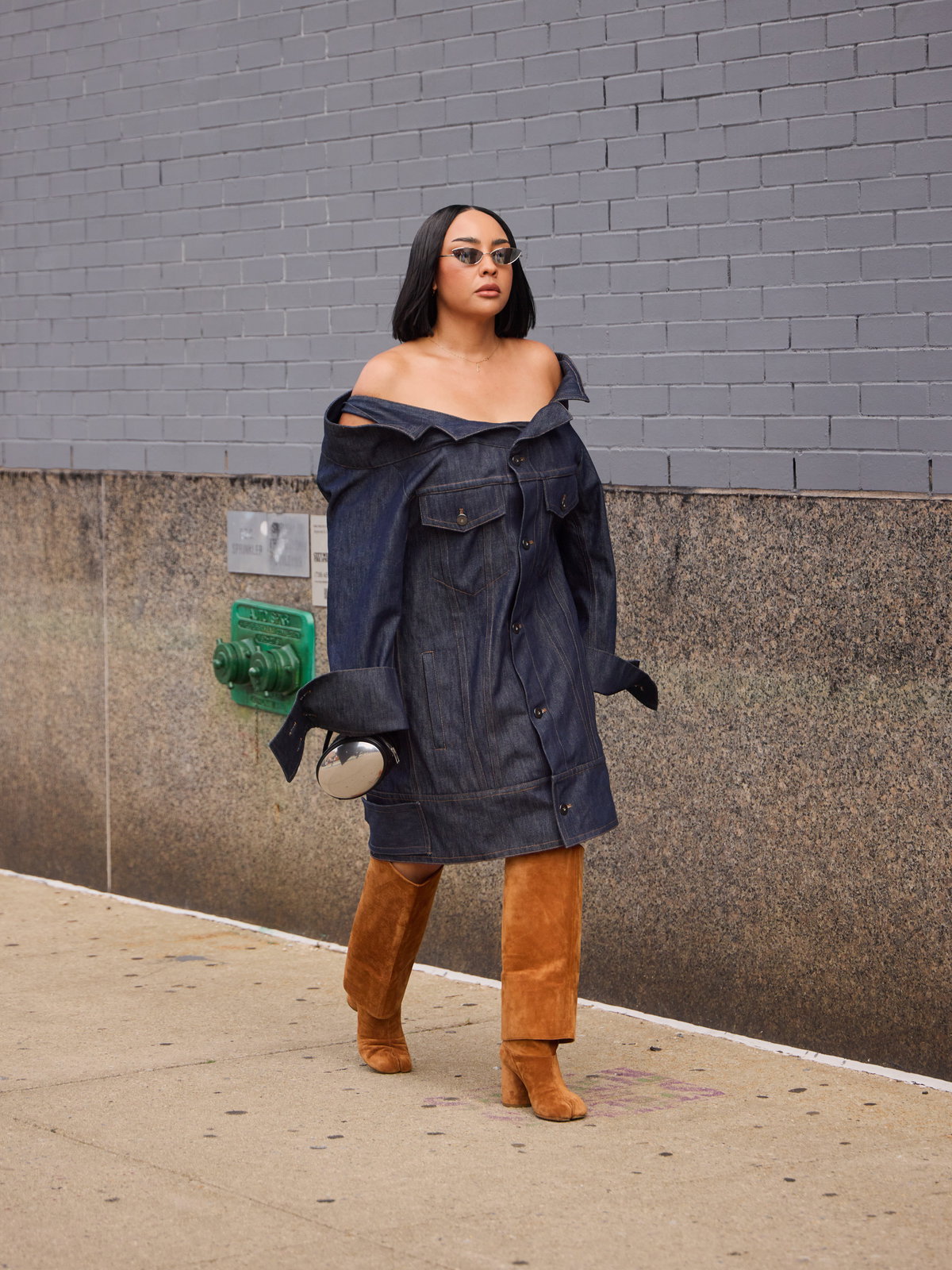 Frau in Jeanskleid und braunen Boots
