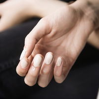 4 Nagellack-Farben, die kurze Nägel länger wirken lassen