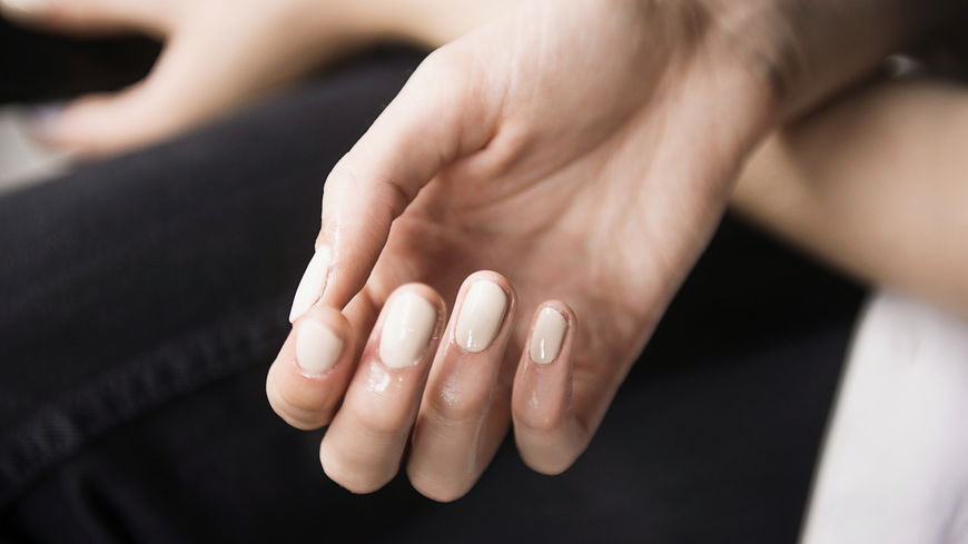 4 Nagellack-Farben, die kurze Nägel länger wirken lassen