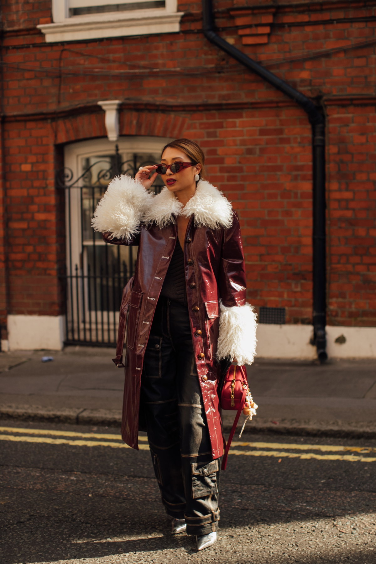 Frau mit Fake Fur Mantel