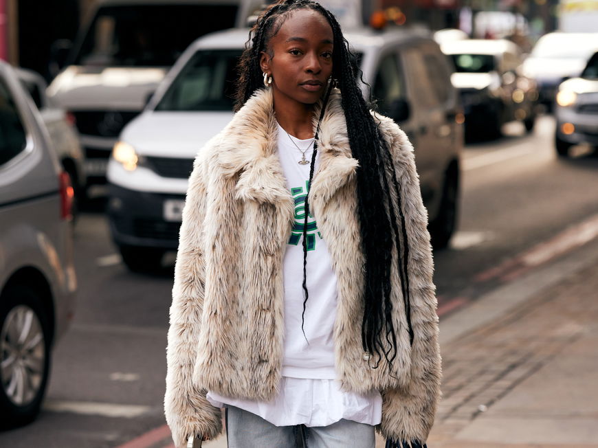 Frau in Fake Fur Jacke