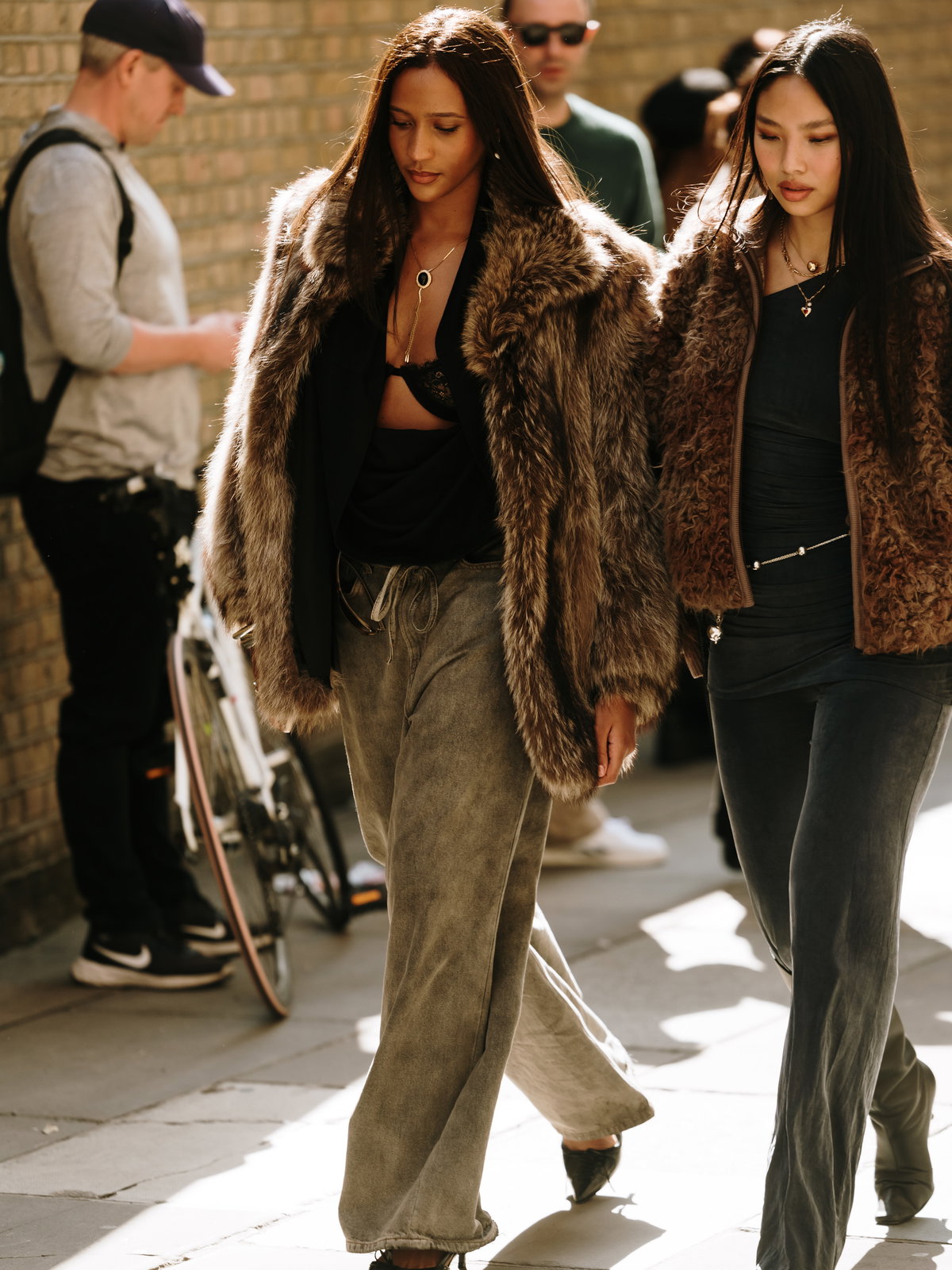 Frauen in Fake Fur
