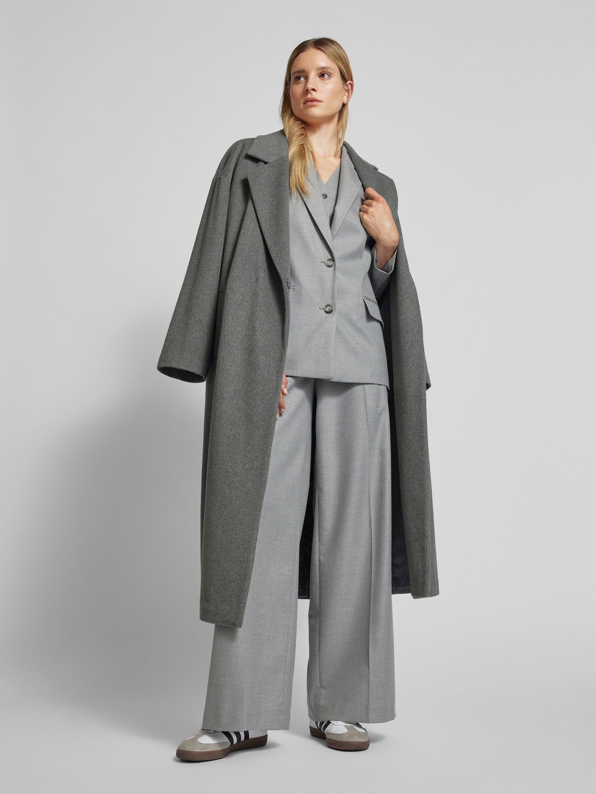 Bei den langsam sinkenden Temperaturen wird es höchste Zeit, die Herbst-/Winter-Garderobe aufzufrischen. Und da wir in der kalten Saison nichts lieber tragen als einen kuscheligen Mantel, wandert dieses Modell der P&C by Anouk Yve Kollektion (für ca. 230 Euro) direkt auf unsere Shopping-Liste. Das It-Piece in schlichtem Grau besteht hauptsächlich aus Wolle und ist somit unser liebster Begleiter für die kommenden Monate.