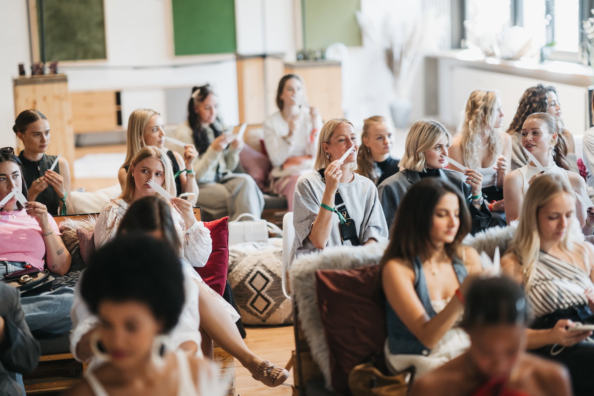 Gaeste nehmen am Fragrance Workshop teil
