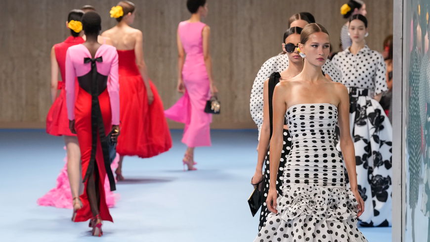 Lebensfreude pur! Carolina Herrera zeigt die größten Trends für Frühjahr/Sommer 2025 in New York