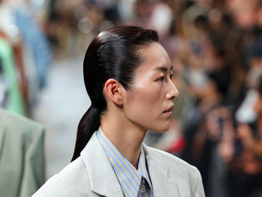 Model mir Sleek Hair bei Rabanne
