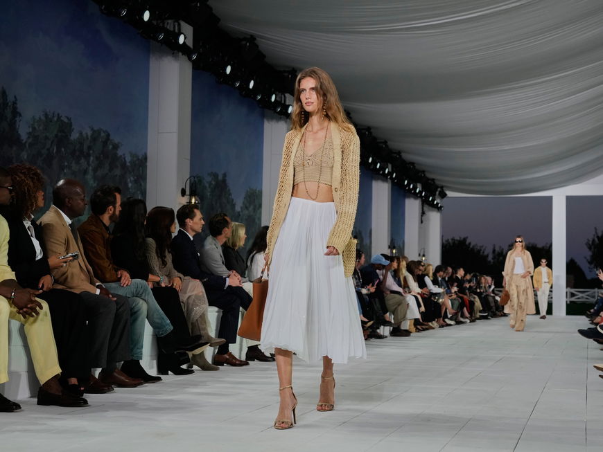 Model in weißem Rock bei Ralph Lauren Spring/ Summer 2025