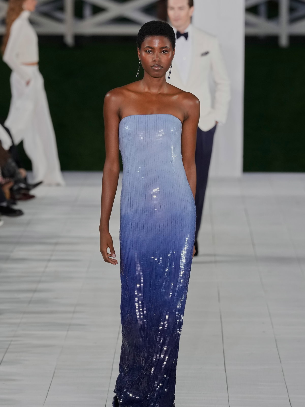 Model bei Ralph Lauren Spring/ Summer 2025 in blauem Kleid