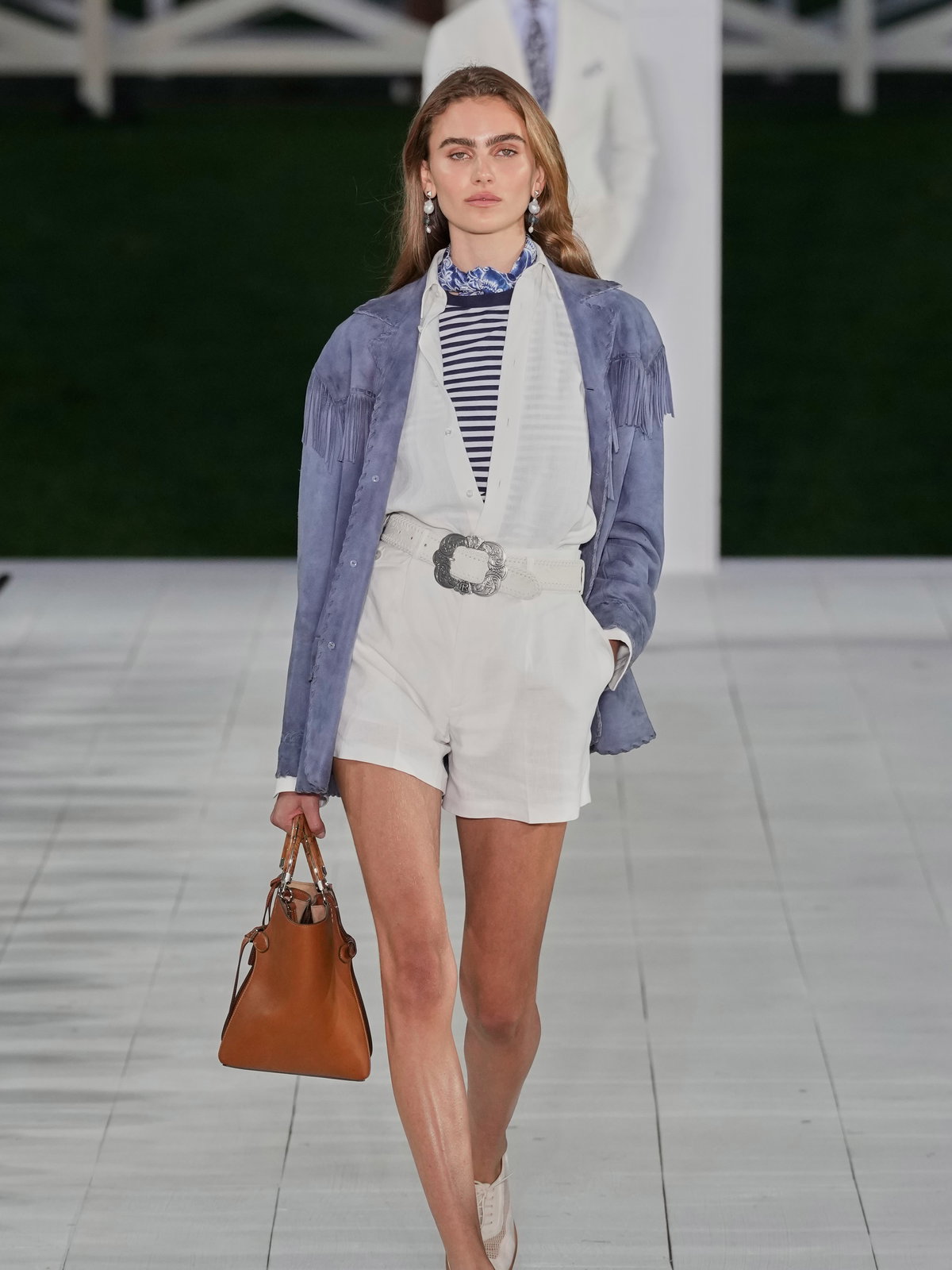 Model bei Ralph Lauren Spring/ Summer 2025 mit The Ralph Tasche