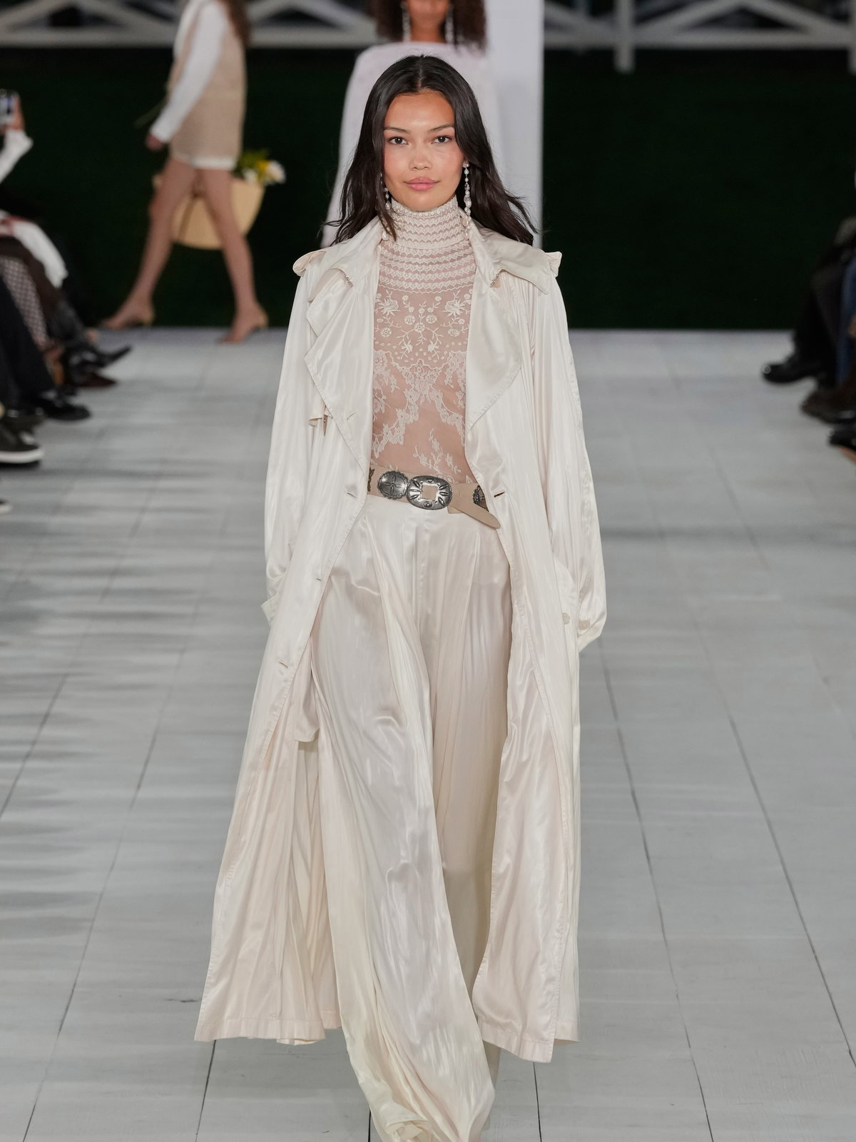 Model bei Ralph Lauren Spring/ Summer 2025 in Oberteil mit Spitze
