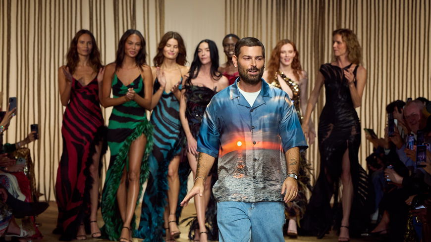 Roberto Cavallis Supermodels zelebrieren erste Frühling/ Sommer Show nach seinem Tod