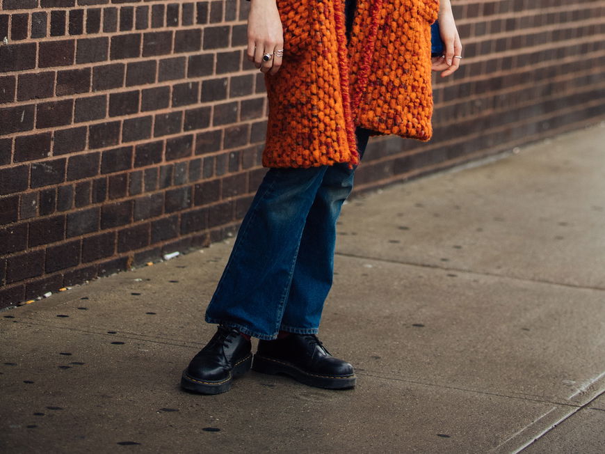 Frau trägt ein Outfit mit Brogues