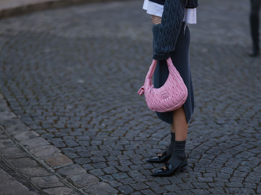 Frau in grauem Strickrock