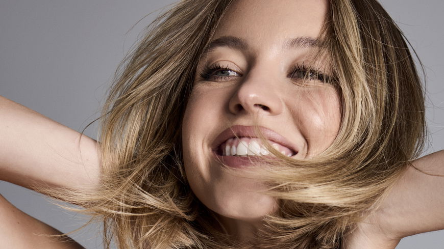 Sydney Sweeney im Interview über gesunde Haare, Selbstbewusstsein und Empowerment