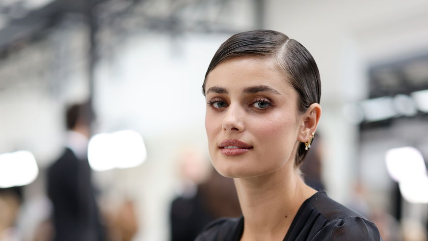 Beauty-Trends 2024: Supermodel Taylor Hill verrät uns ihre unschlagbare Lippen-Kombi