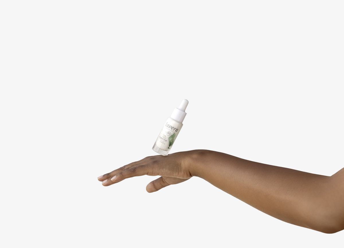 Lavera-Serum auf Hand