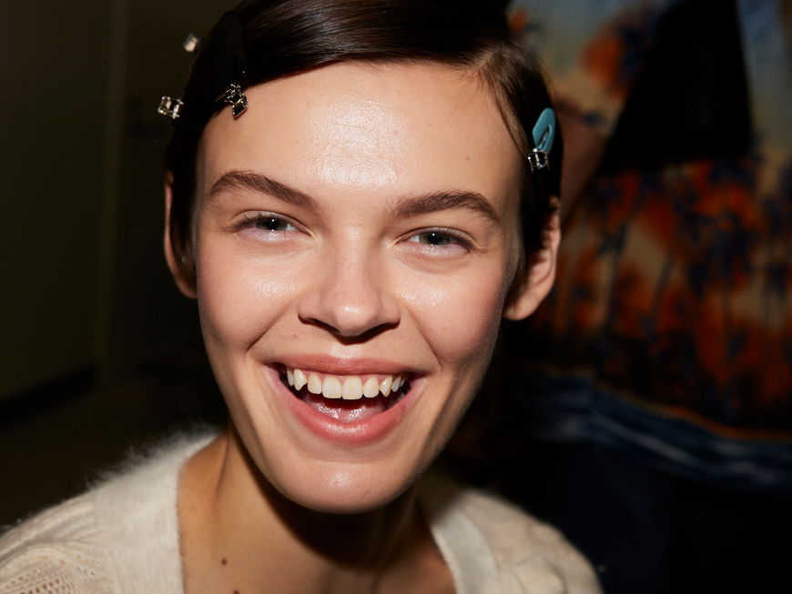 Model mit strahlender Haut