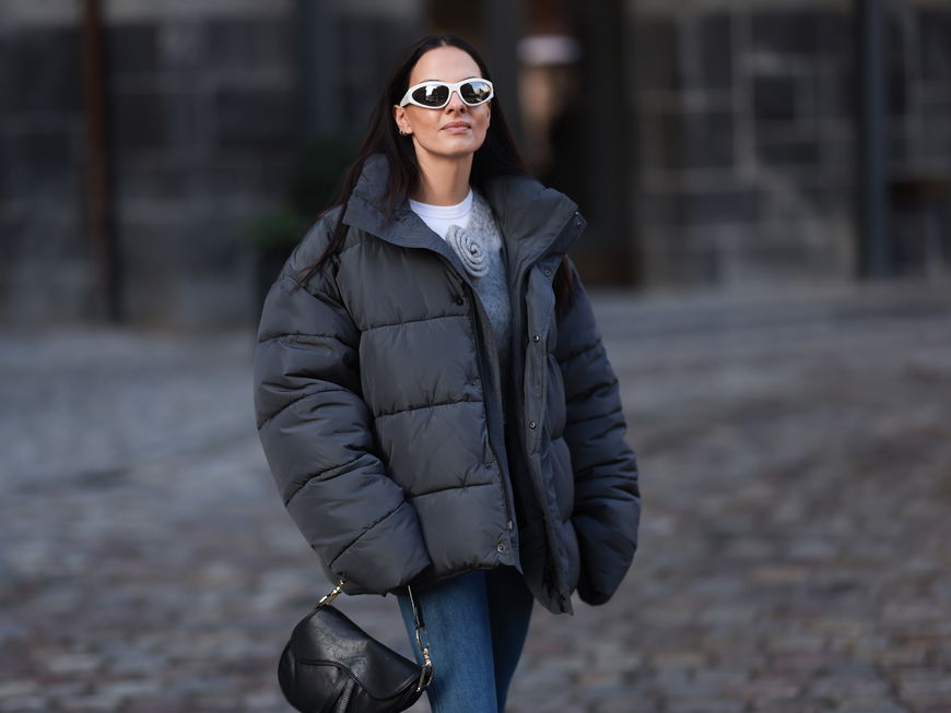 Frau in Daunenjacke