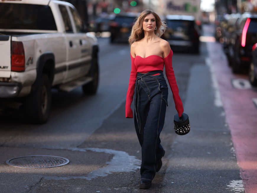 Xenia Adonts in dunkelblauer Jeans