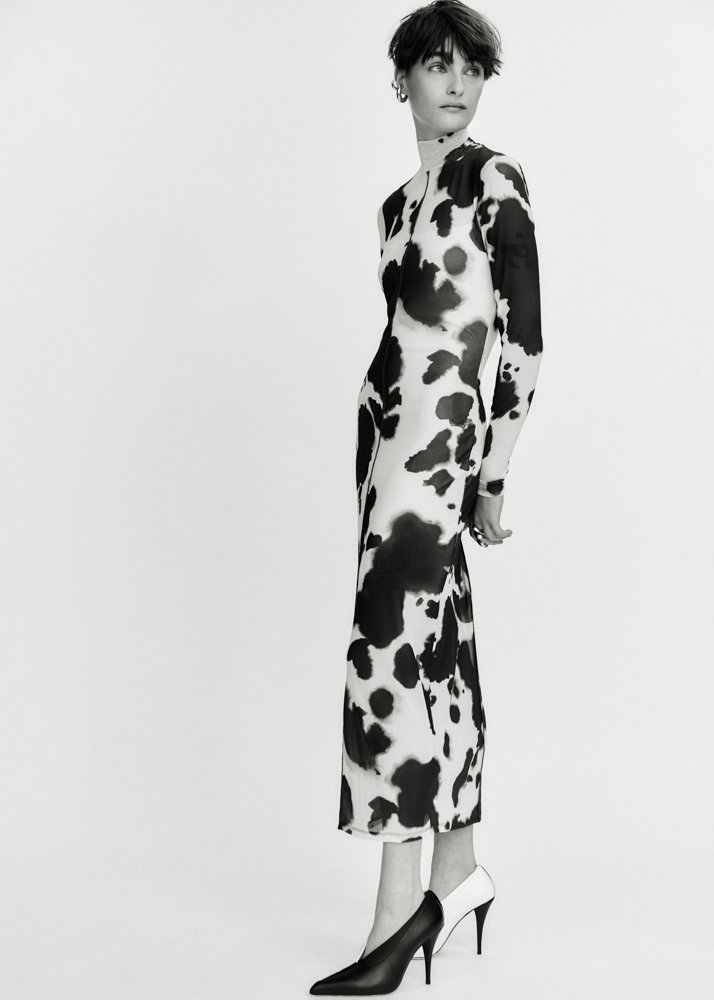 Fashion-Fans aufgepasst: Die neue Kollektion von Edited hat uns mit ihrem Kuh-Print absolut begeistert! Das auffällige Muster verleiht jedem Outfit das gewisse Etwas. Ob als elegantes Kleid, transparentes Shirt oder Sweater – der Kuh-Print ist vielseitig und bietet unzählige Stylingsmöglichkeiten für deine Herbstgarderobe.