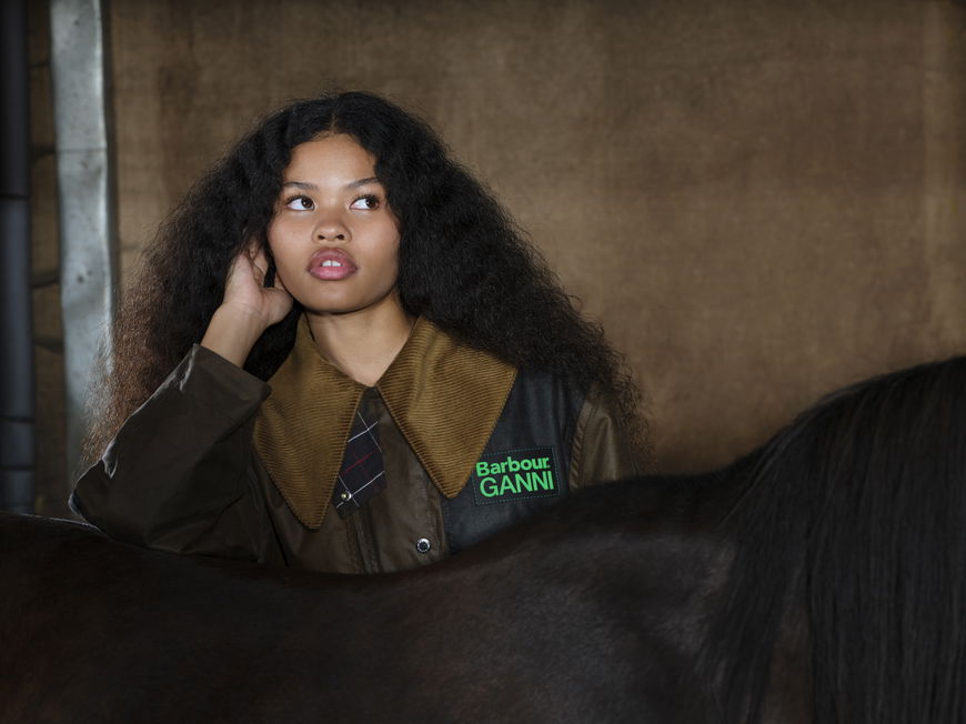 Die dritte gemeinsame Capsule Collection von GANNI und Barbour ist ein weiterer Beweis für die erfolgreiche Zusammenarbeit der beiden Labels.