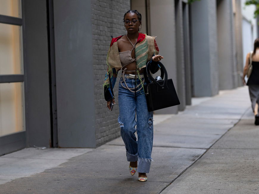 Jeans-Trends Herbst 2024: Frau in Denim Hose
