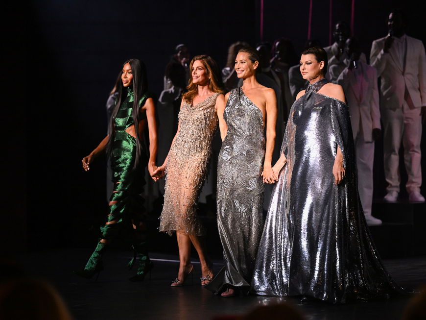 Kleider für Frauen ab 50: Supermodels auf dem Laufsteg