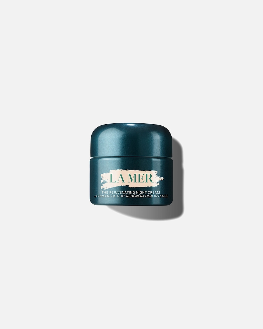 Die Anwendung einer hochwertigen Nachtcreme ist ein essentieller Schritt in jeder effektiven Hautpflegeroutine. Während des Schlafs durchläuft unsere Haut nämlich intensive Regenerationsprozesse, und eine gut formulierte Nachtcreme unterstützt diese natürlichen Abläufe optimal. Ein herausragendes Beispiel für eine solche Nachtcreme ist die "The Rejuvenating Night Creme" von La Mer. Das luxuriöse Produkt ist mit dem patentierten "Miracle Broth"-Komplex angereichert, der für seine regenerierenden Eigenschaften bekannt ist. Sie nährt die Haut intensiv, mindert Fältchen und verbessert die Hautstruktur. Durch ihre reichhaltige Textur stärkt sie zudem die Barriere und unterstützt die natürlichen Reparaturmechanismen der Haut während der Nacht. Hier könnt ihr sie nachshoppen.