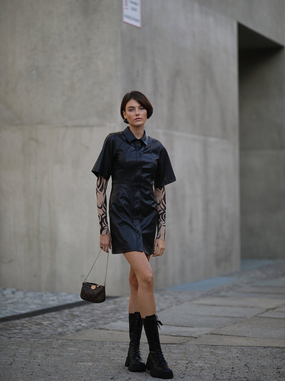 Lederkleid mit Combat Boots