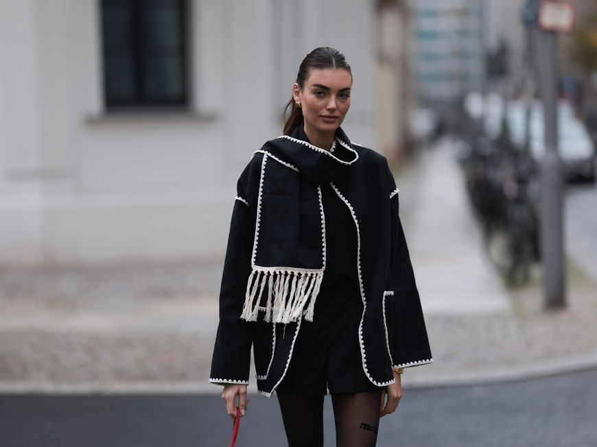 Frau in Toteme Jacke