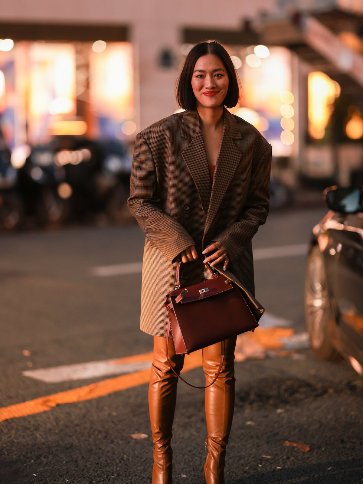Tiffany in einem herbstlichen Look mit Overknee Stiefeln