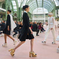 Chanel setzt auf der Paris Fashion Week den größten Schuh-Trend für Frühjahr/ Sommer 2025