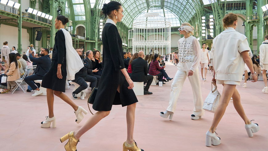 Chanel setzt auf der Paris Fashion Week den größten Schuh-Trend für Frühjahr/ Sommer 2025