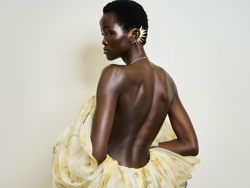 Model mit strahlender Haut