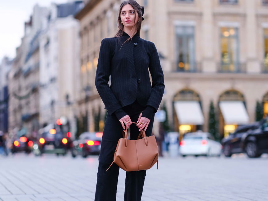 Frau mit Tasche