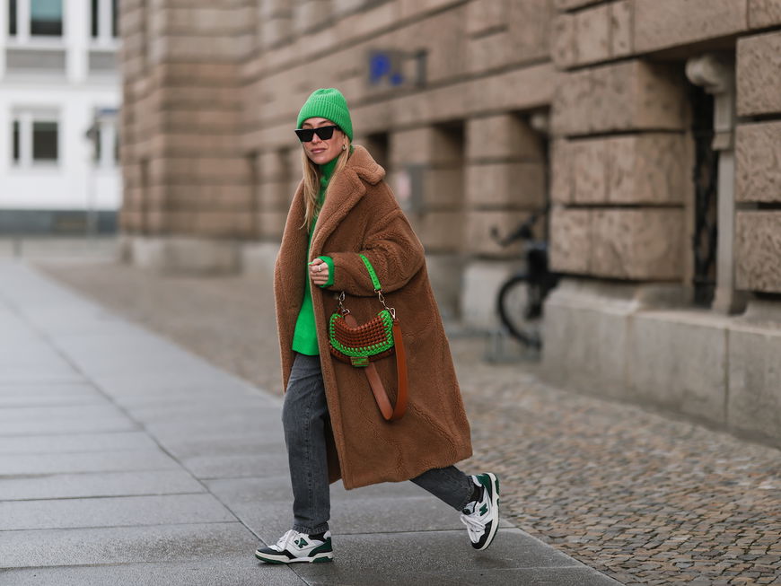 Sonia Lyson in Teddymantel