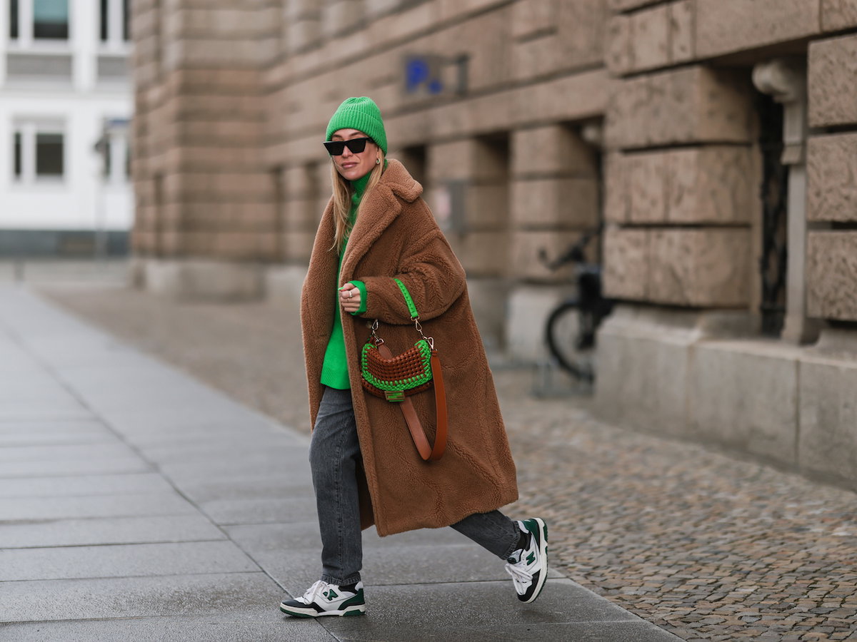 Sonia Lyson in Teddymantel